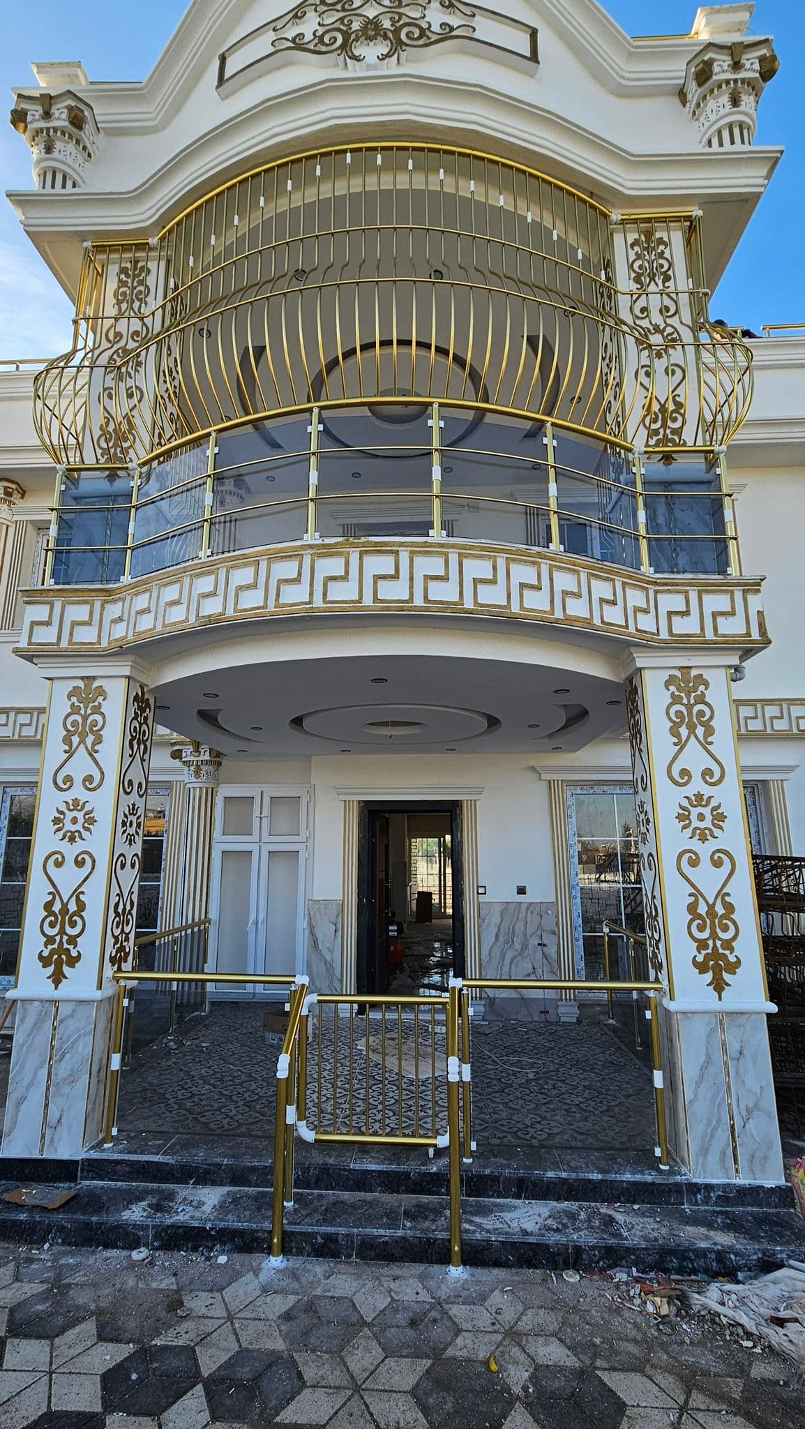 Süslemeli konut cephesindeki balkon ve giriş korkulukları