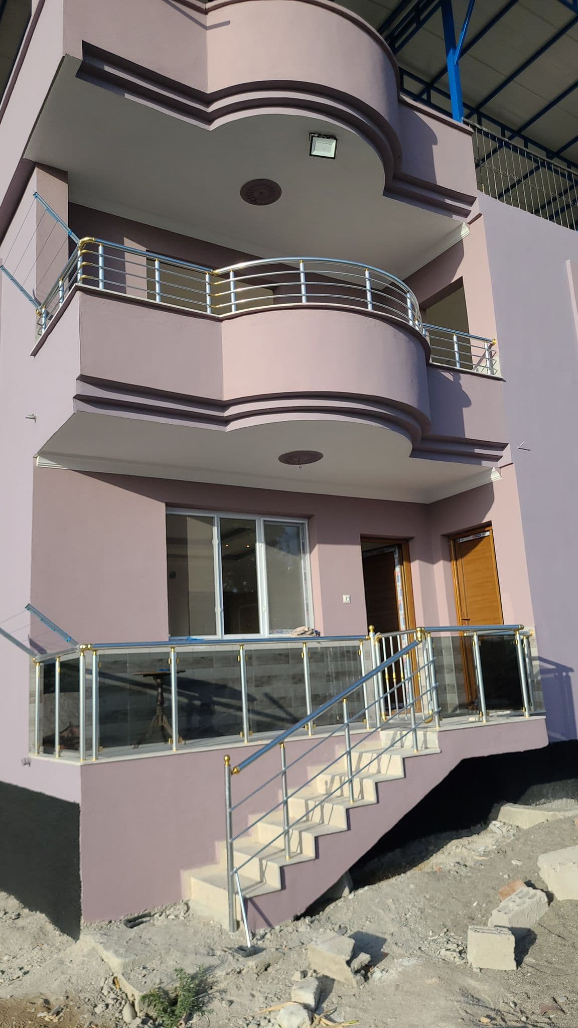 Pembe cepheli konutta camlı merdiven korkuluğu