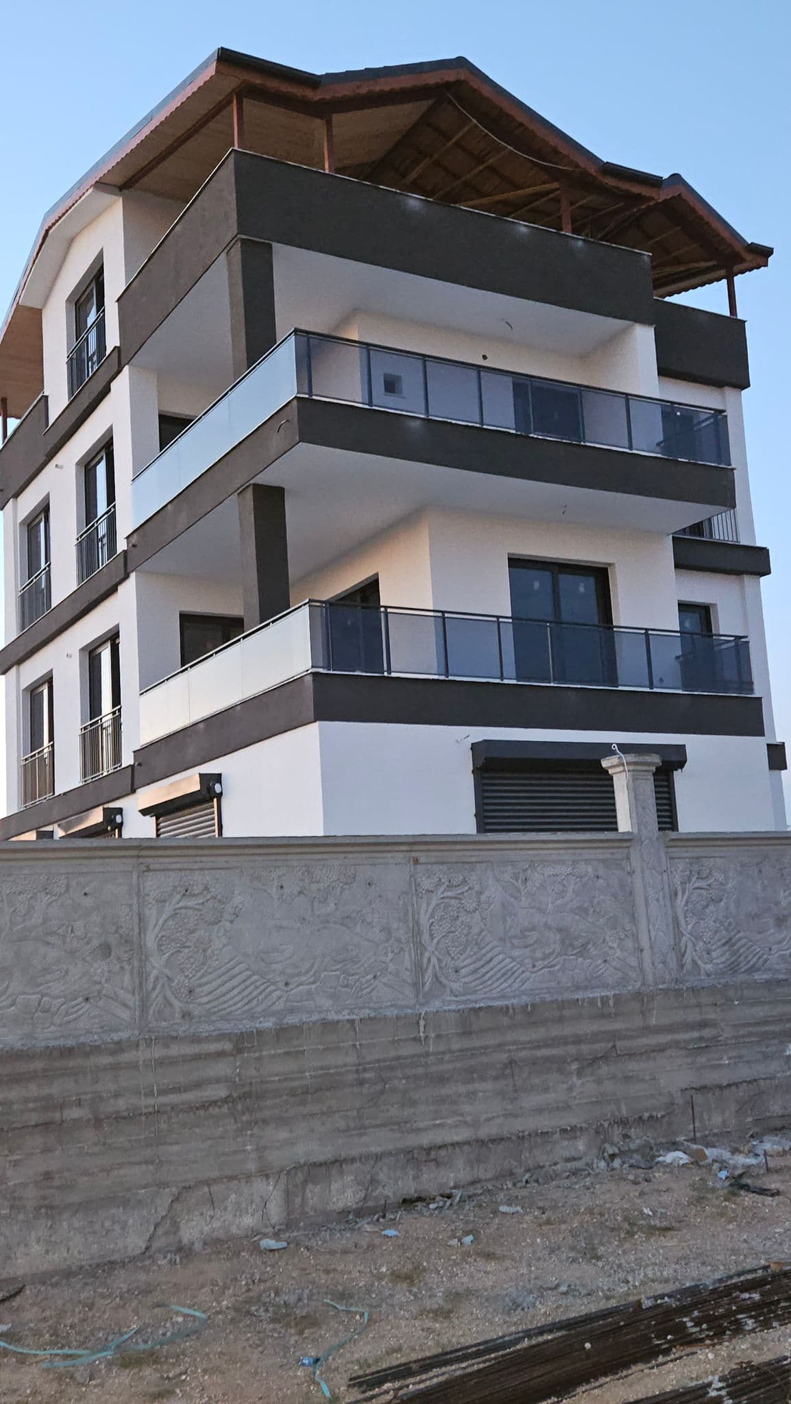 Çok katlı konutta koyu renk balkon korkulukları