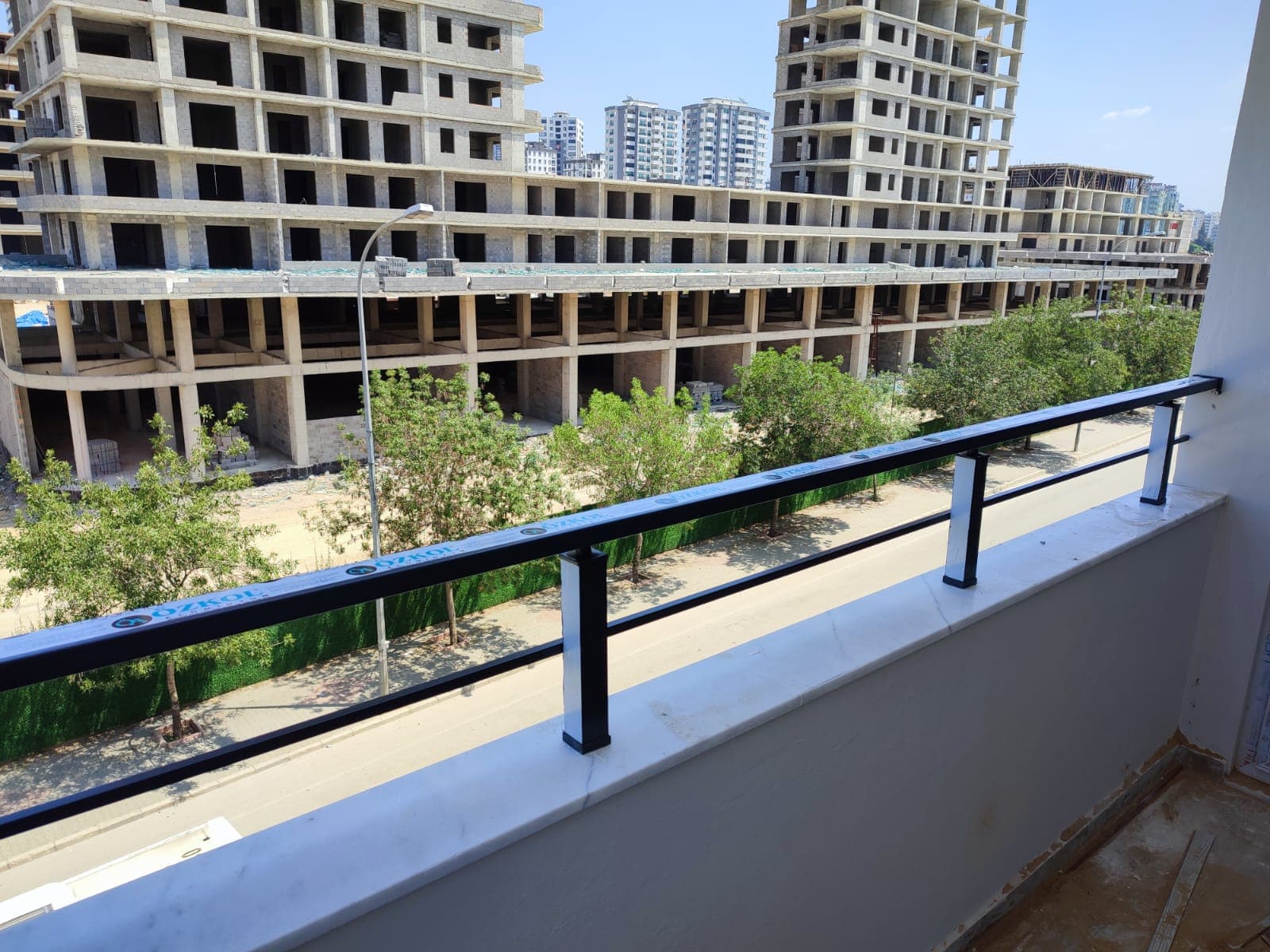 Balkon duvarı üzerinde yatay metal korkuluk