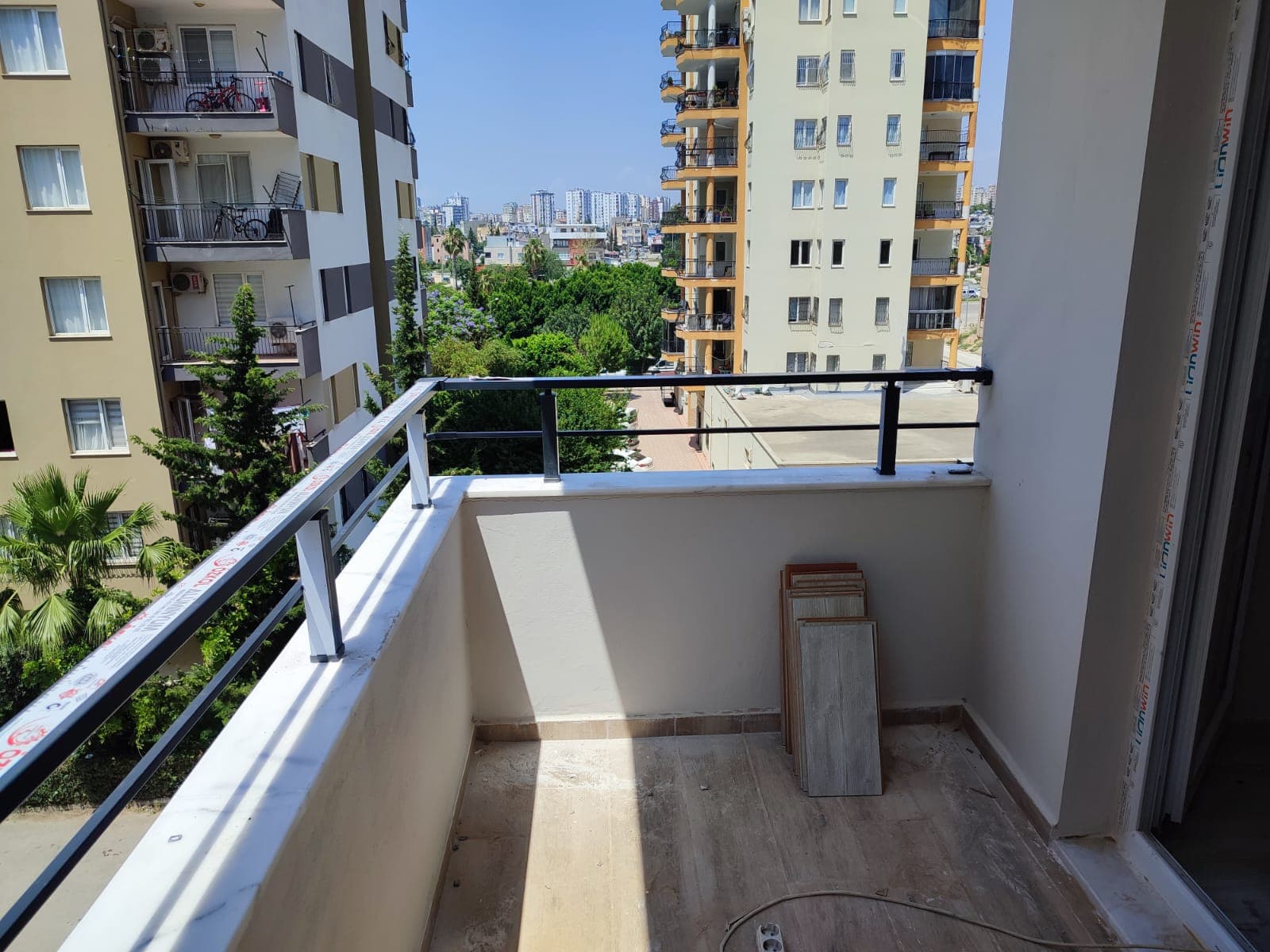 Köşe balkon boyunca devam eden yatay korkuluk