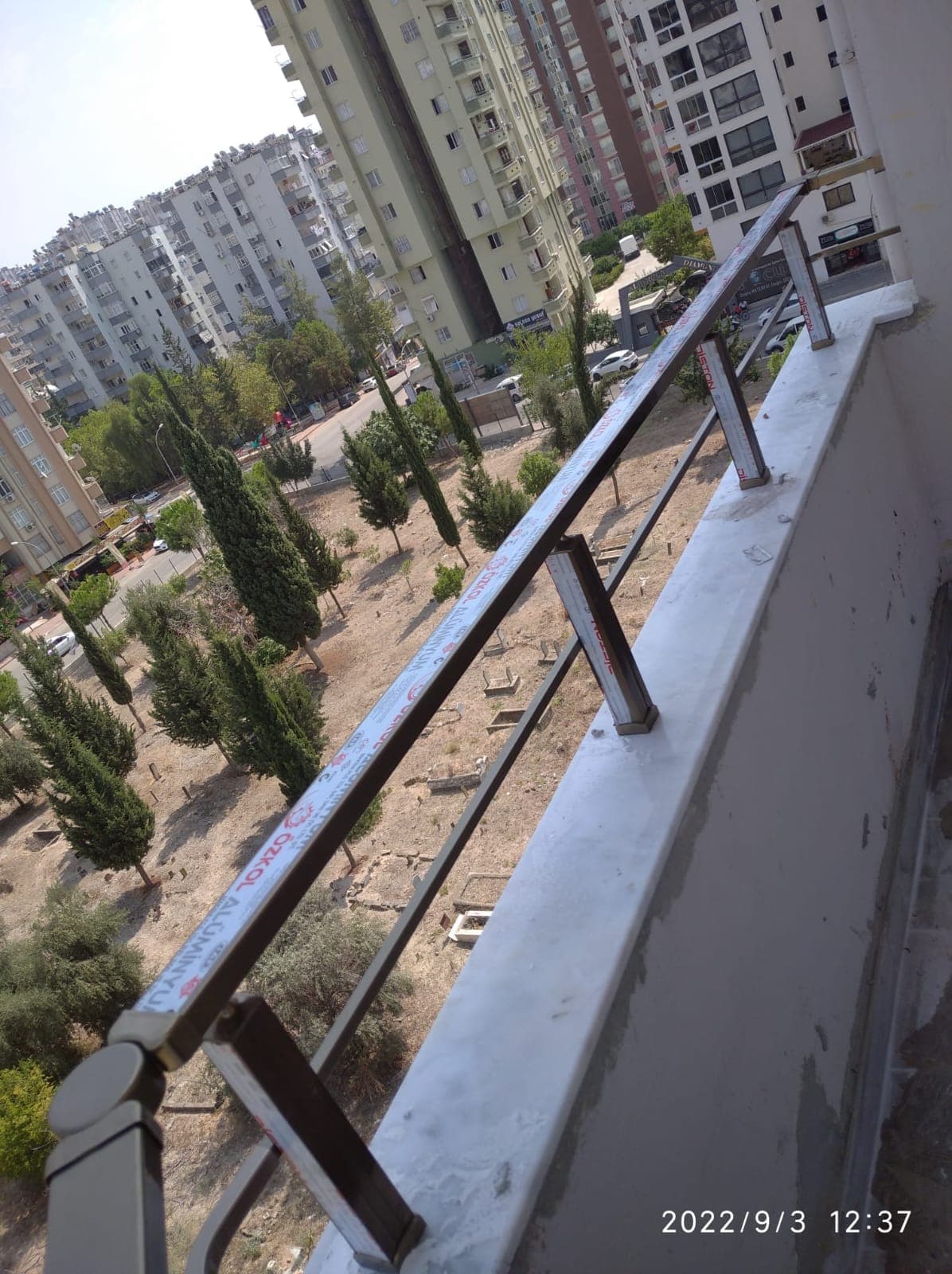 Konut balkonundaki yatay korkuluğun yandan görünümü