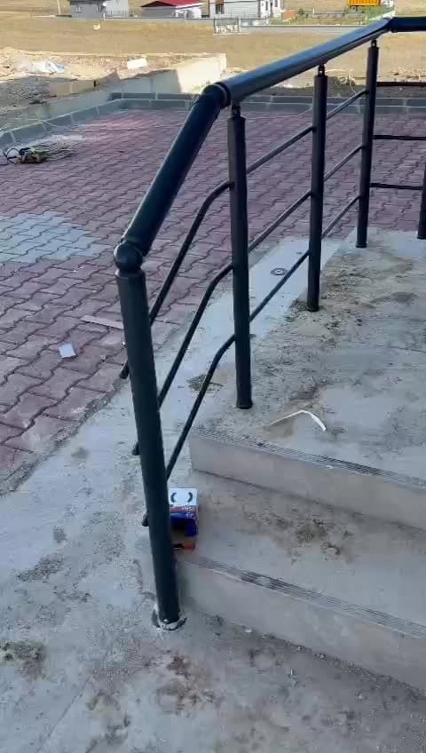 Dış basamakların yanına yerleştirilen siyah korkuluk