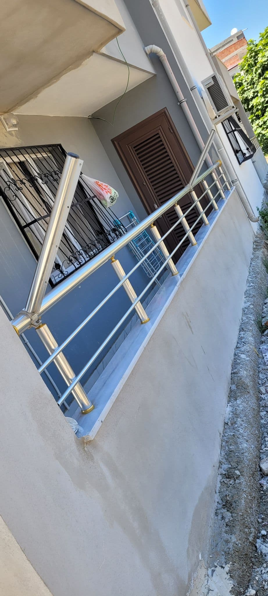 Cephe önündeki açık renk yatay balkon korkuluğu