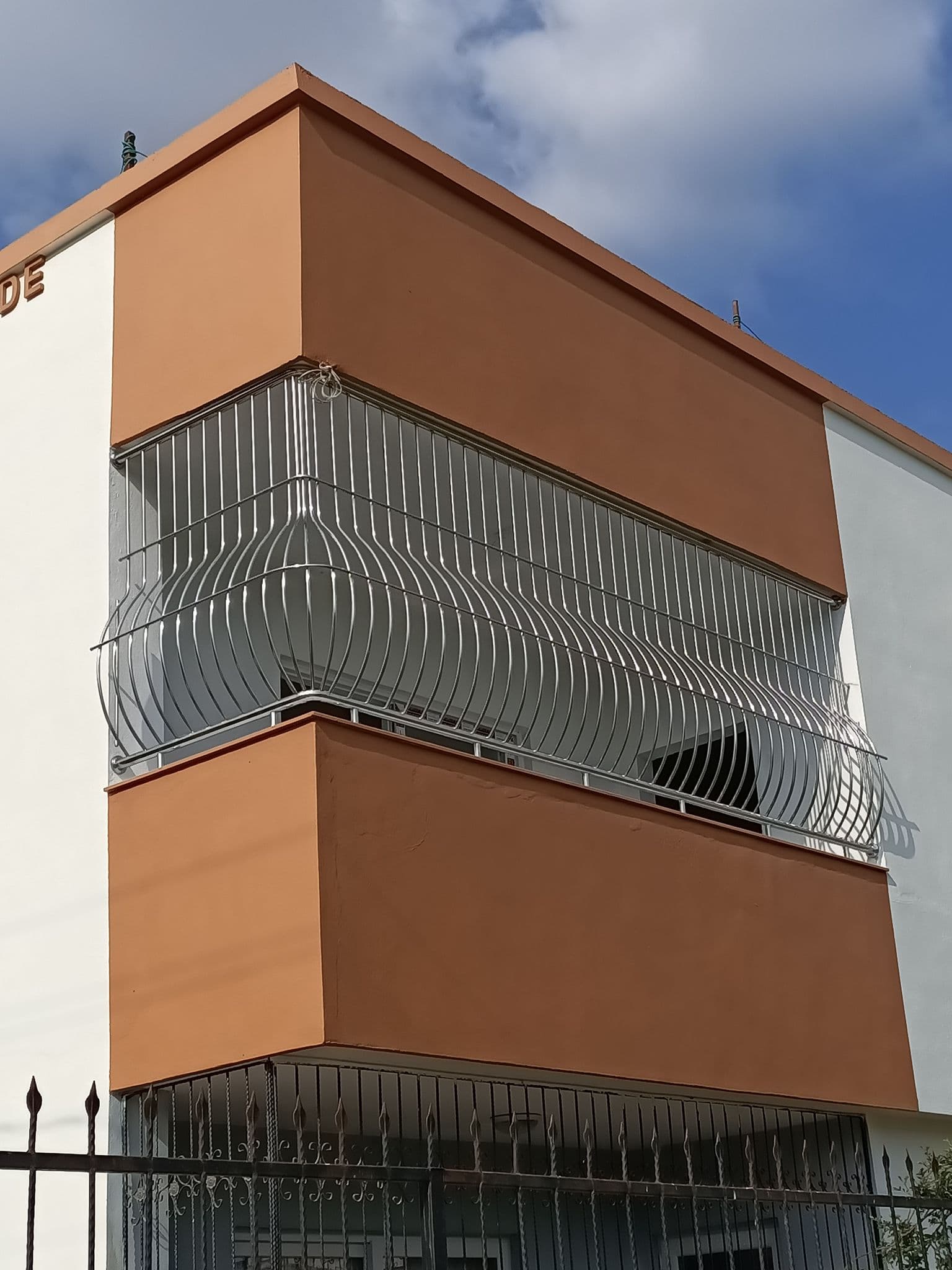 Turuncu cepheli konutun metal balkon kapaması