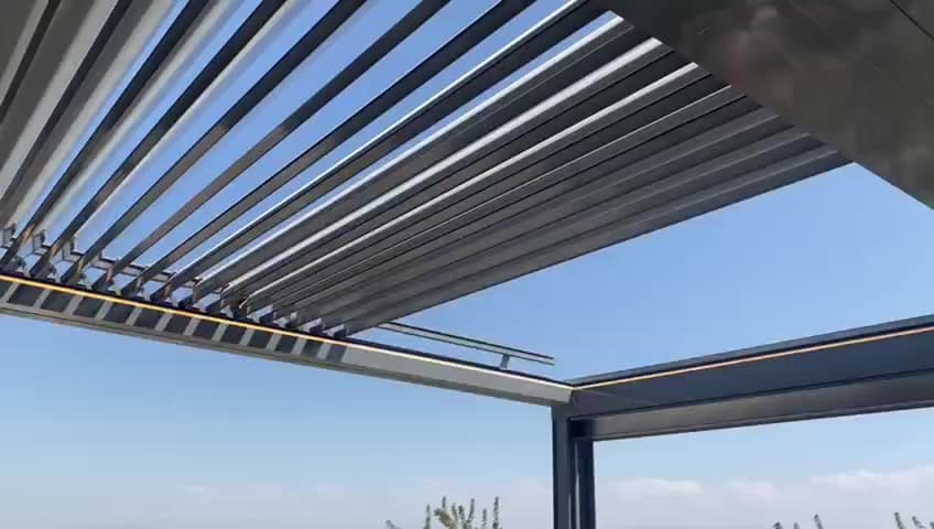 Bioclimatic çatının açık lamelleri ve gökyüzü