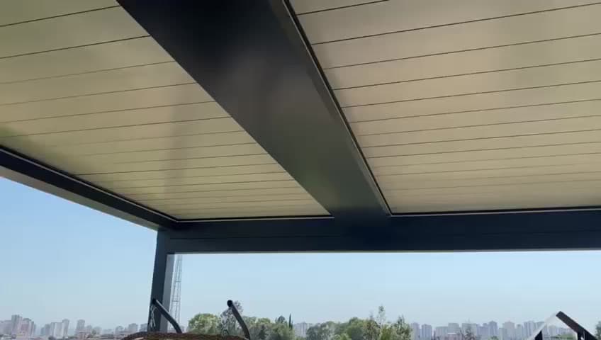 Koyu taşıyıcılar arasındaki kapalı çatı panelleri