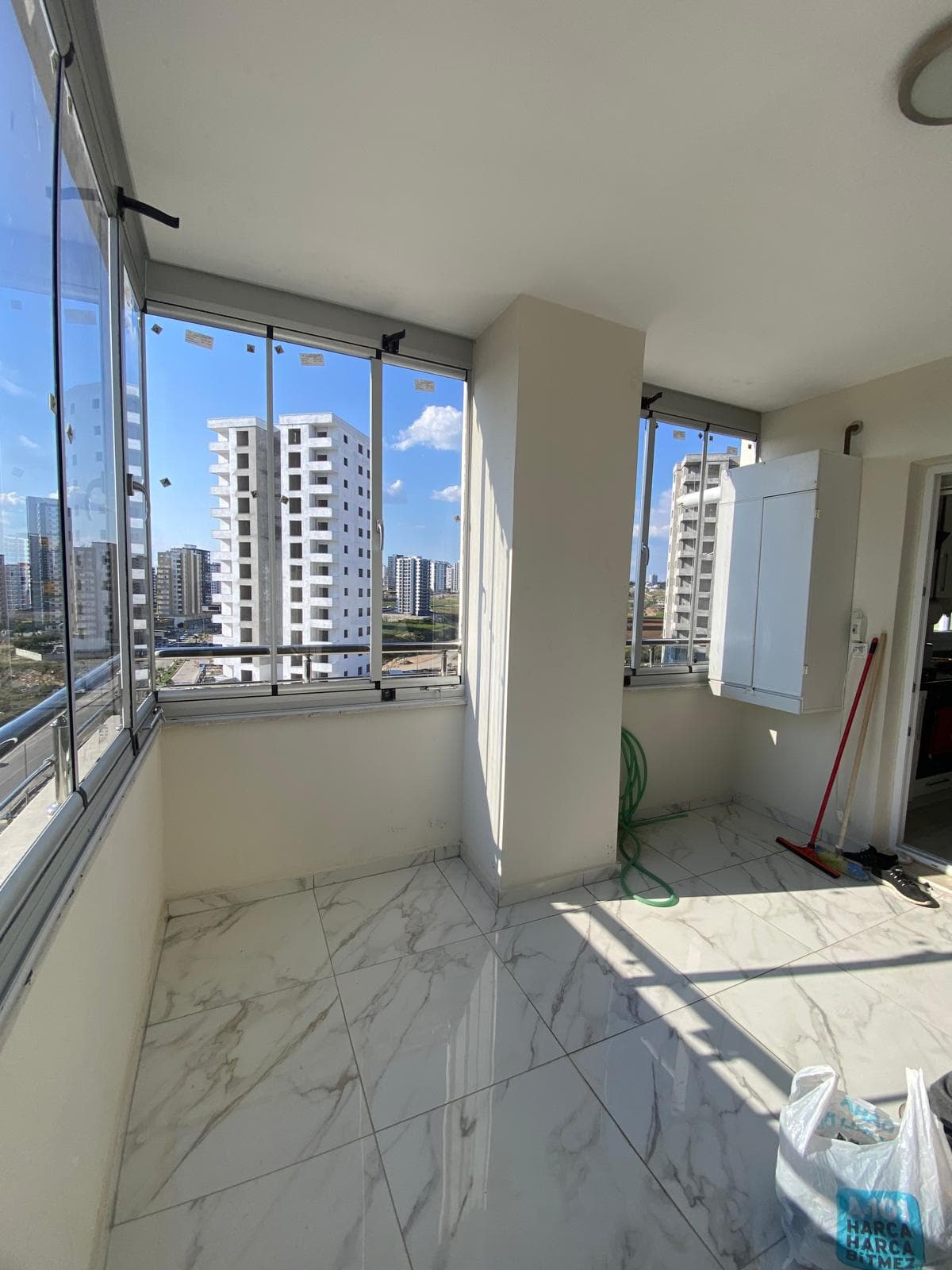 Kolon çevresinde devam eden cam balkon uygulaması