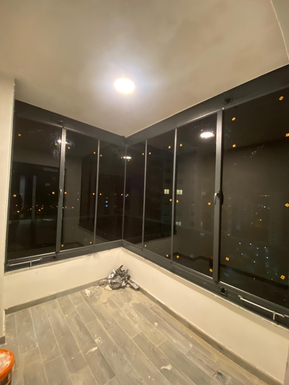 Gece ışığında balkon camları ve köşe birleşimi