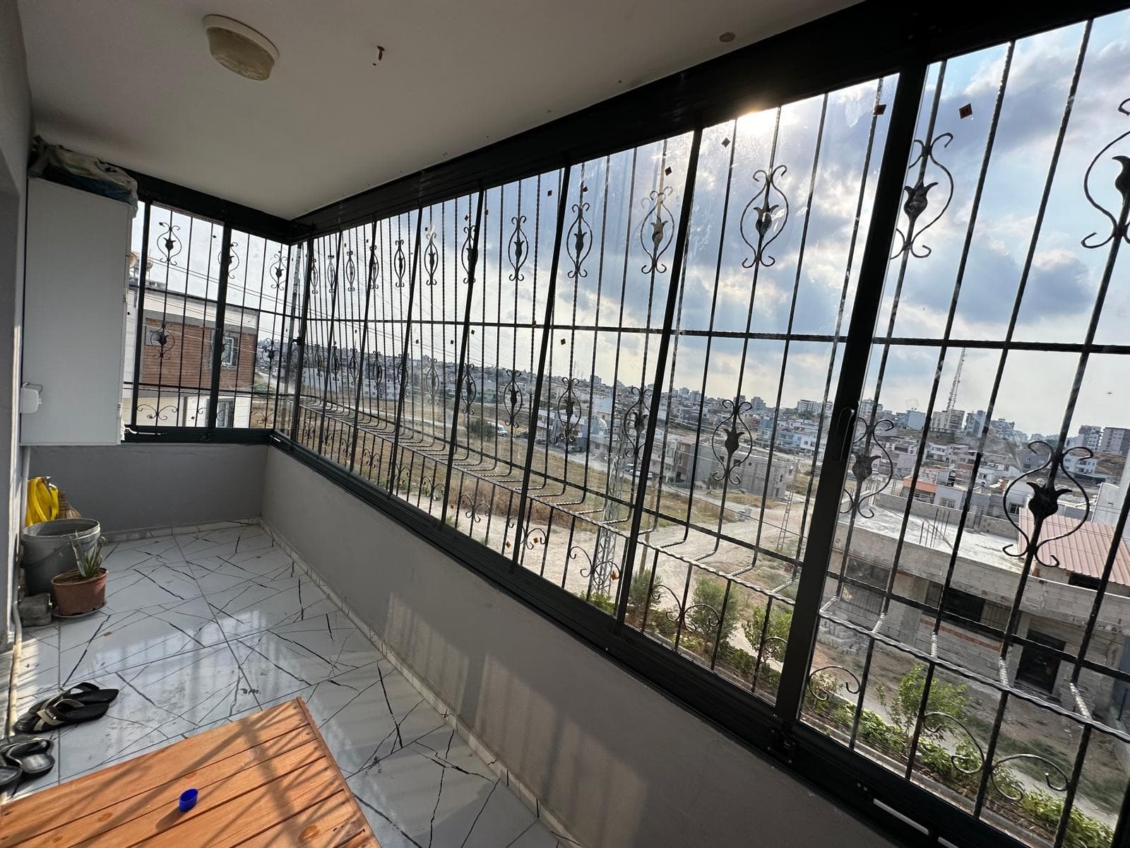 Dış korkulukların arkasındaki köşe cam balkon