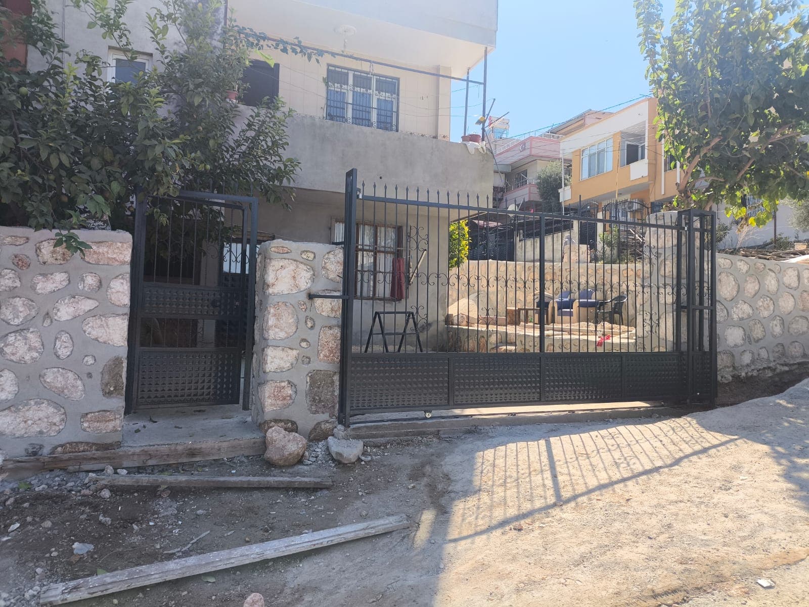 Bahçe girişindeki çift kanatlı kapının önden görünümü