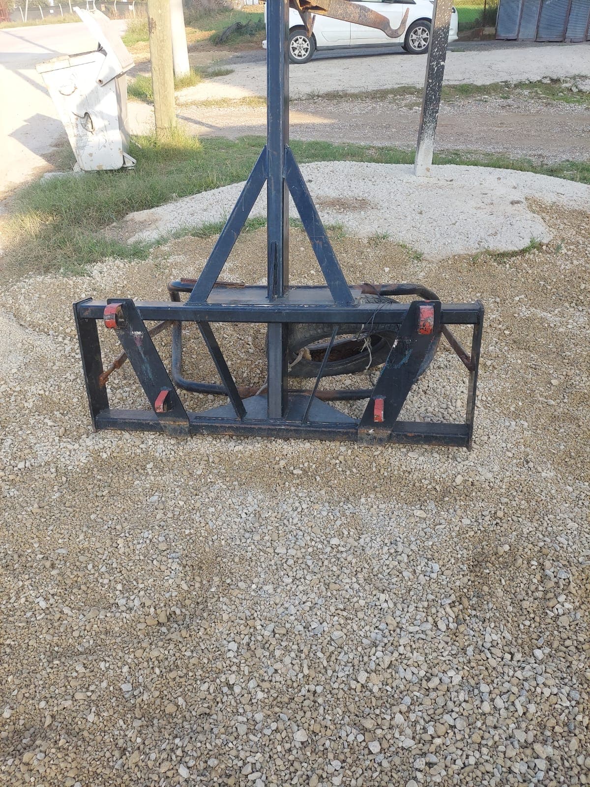 Dış alanda hazırlanmış kaynaklı metal taşıyıcı parça