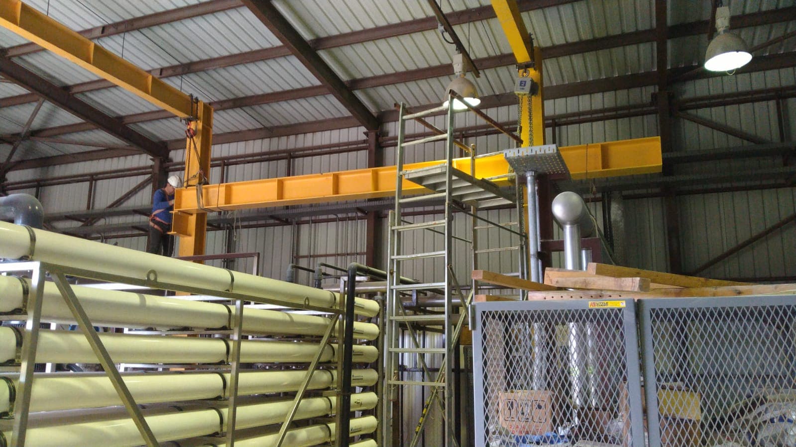Atölyede metal profiller ve imalat alanı
