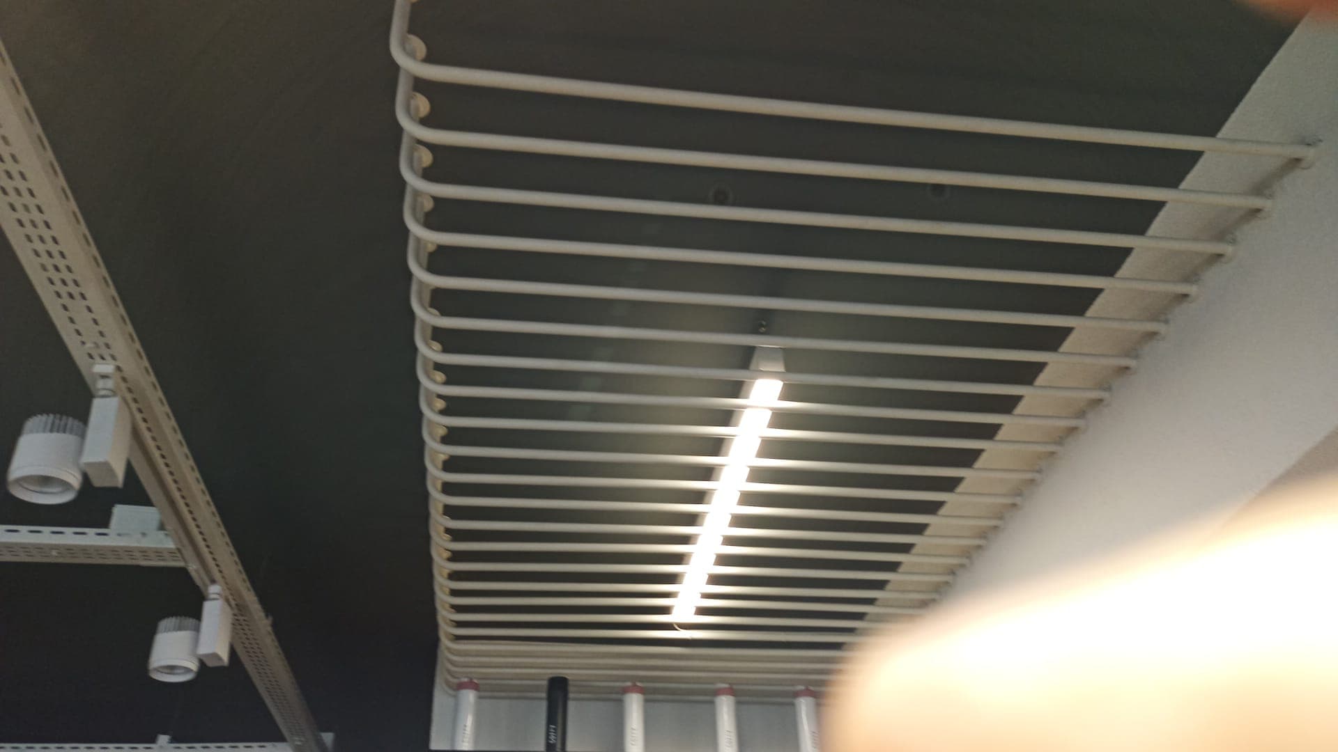 Uzun üst örtü altında taşıyıcı profiller ve aydınlatma