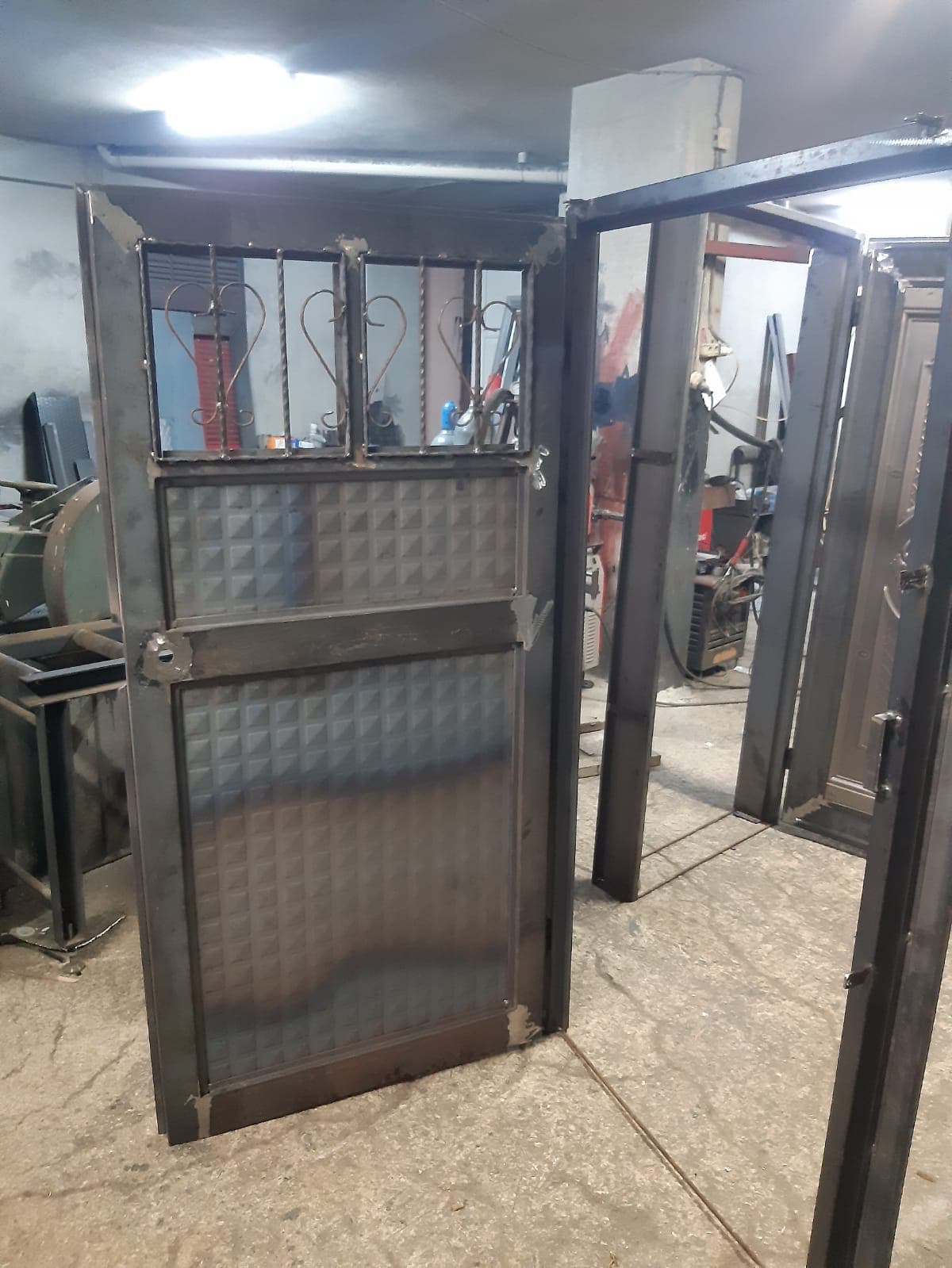 Atölyede hazırlanan metal çerçeveli kapı kanatları