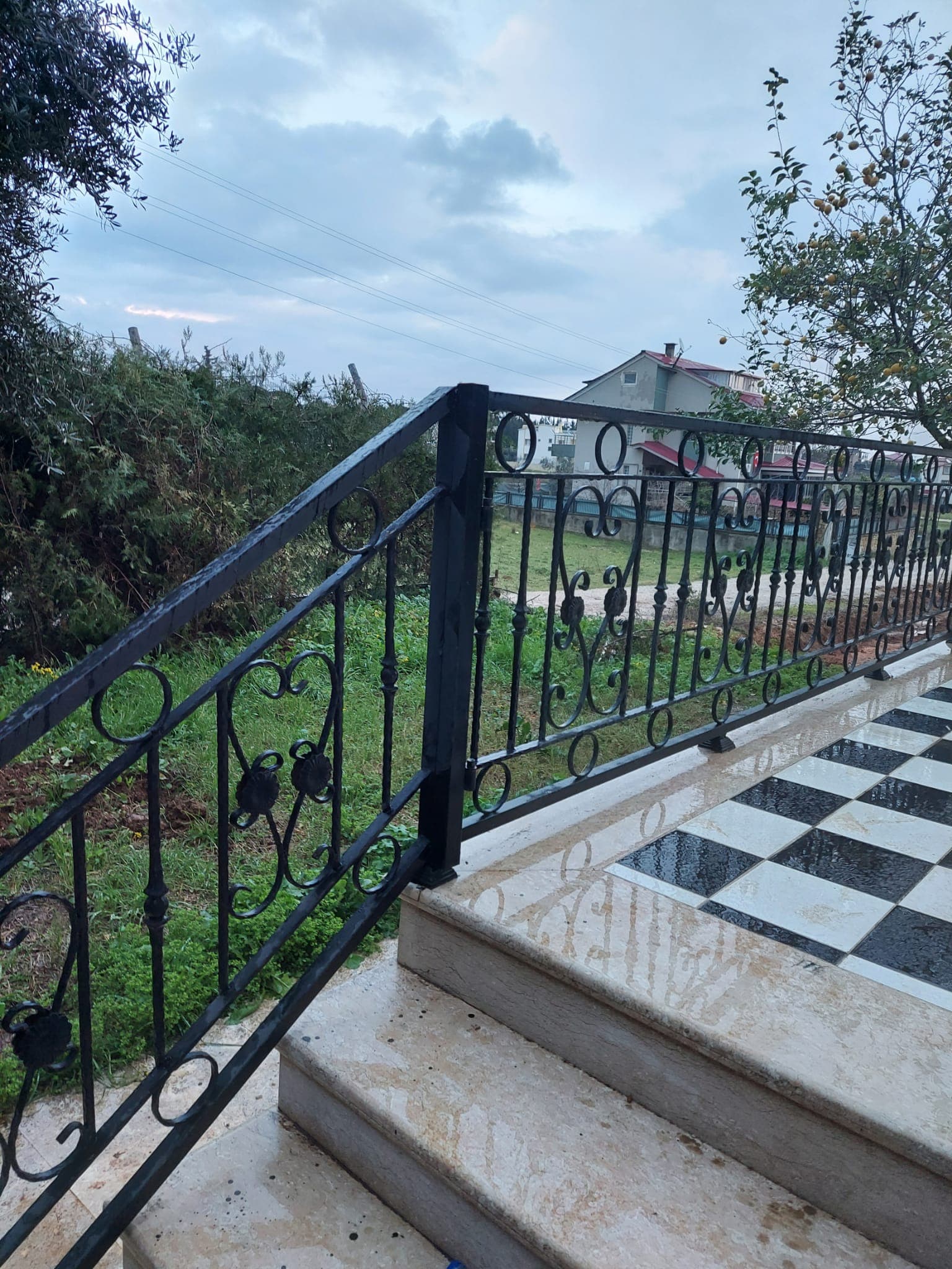 Bahçe merdiveninde kıvrımlı ferforje korkuluk