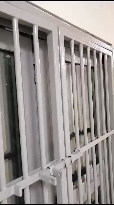 Açık renk pencere parmaklığının yakın görünümü