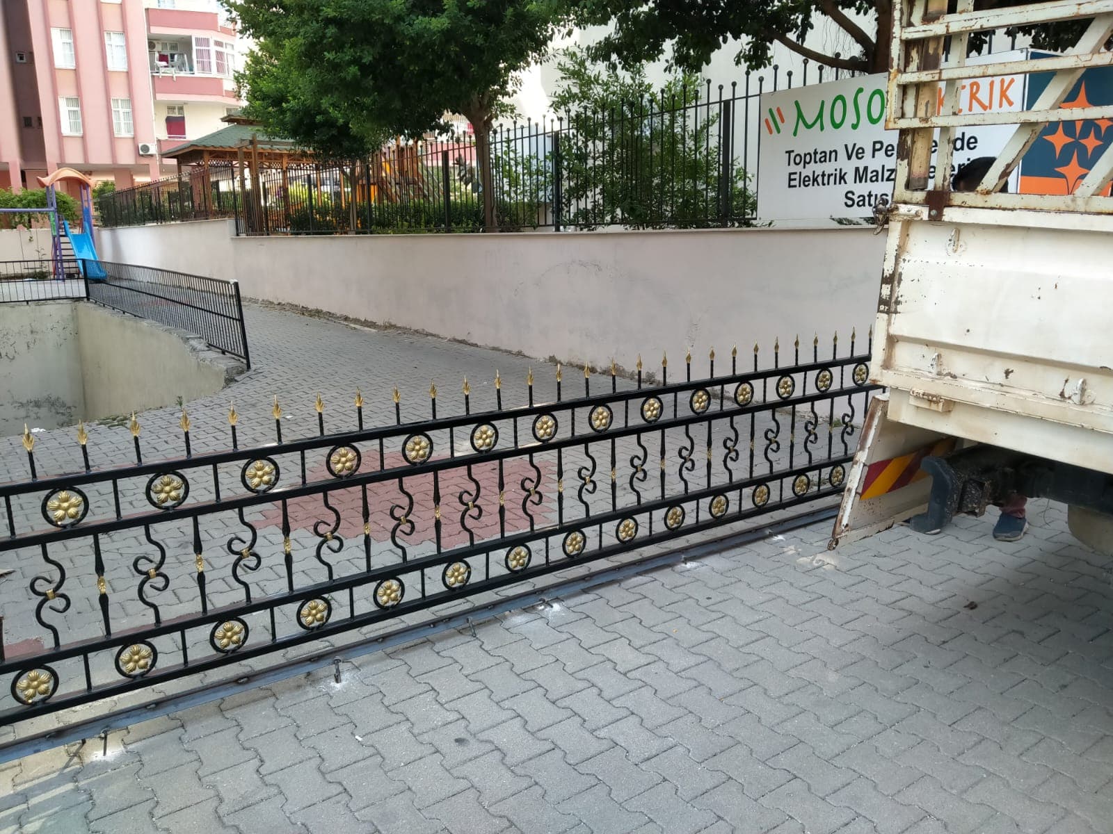 Araç yanında montajı yapılan süslemeli metal panel