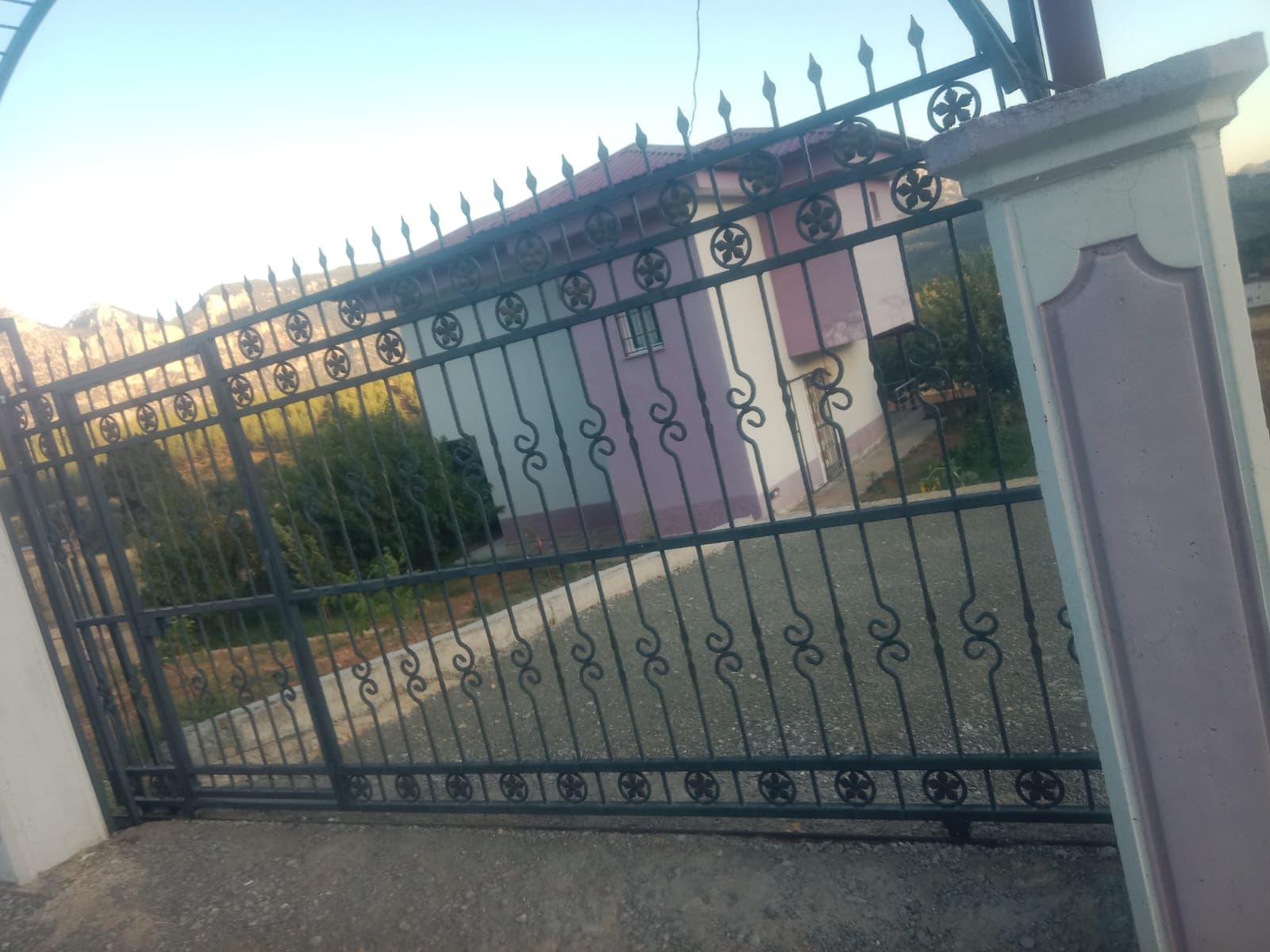 Konut girişinde sivri uçlu siyah ferforje kapı