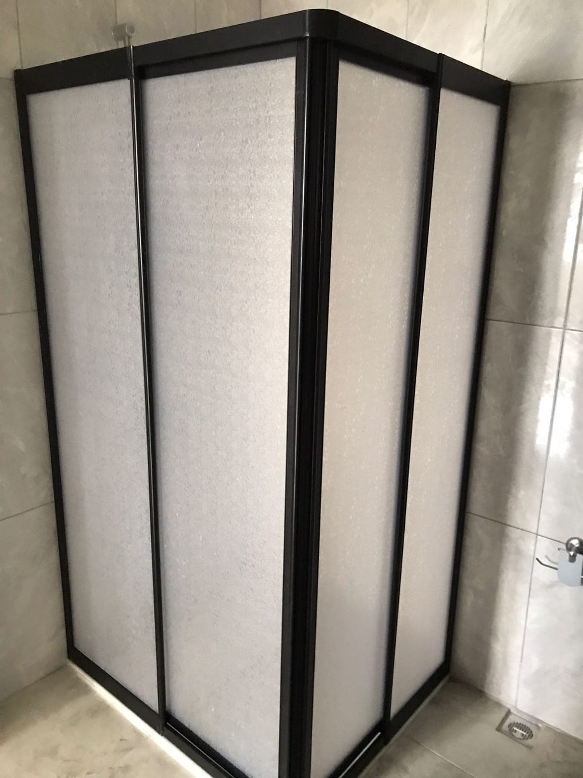 Siyah profilli opak panellerden oluşan köşe duşakabin