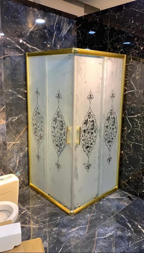 Altın renk profilli çiçek desenli köşe duşakabin