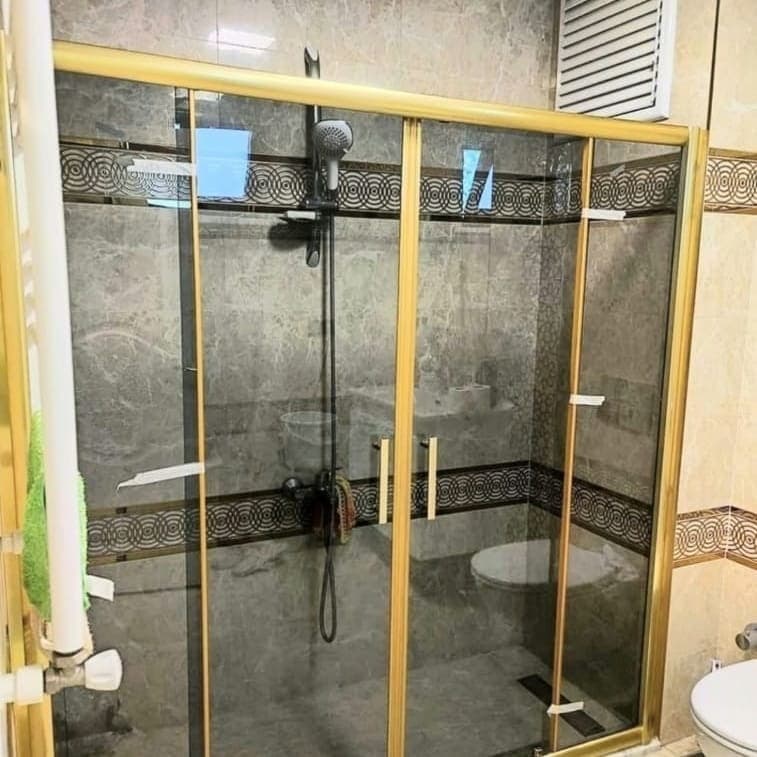 Altın renk çerçeveli geniş şeffaf duş kabini