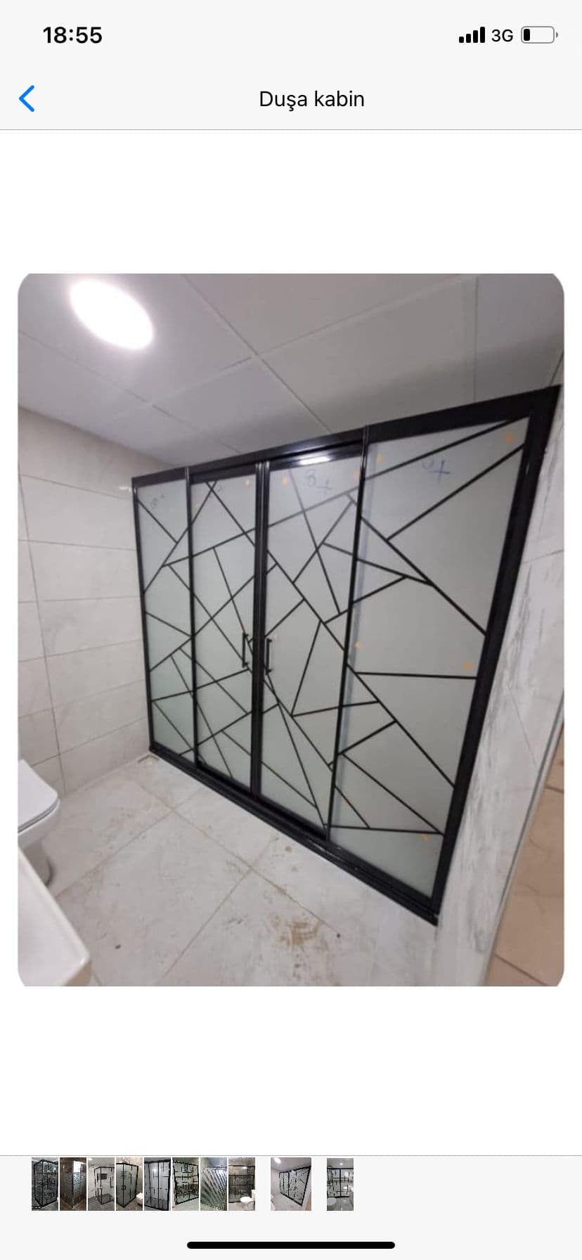 Geometrik çizgili geniş duş bölmesinin arşiv görüntüsü