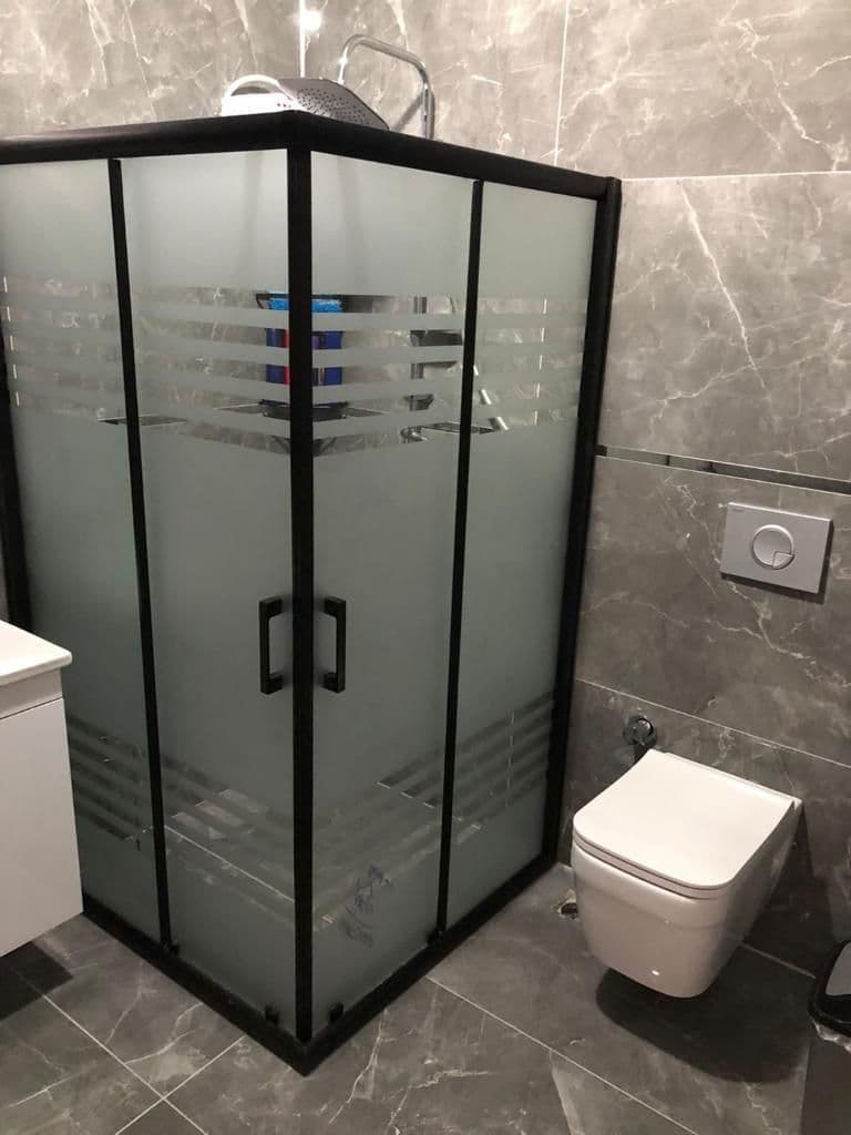 Üst kısmı çizgi desenli siyah profilli duşakabin