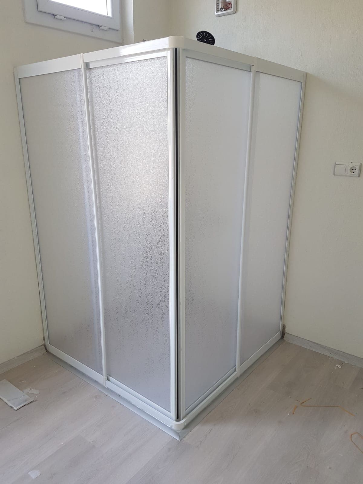 Beyaz profilli opak köşe duşakabin