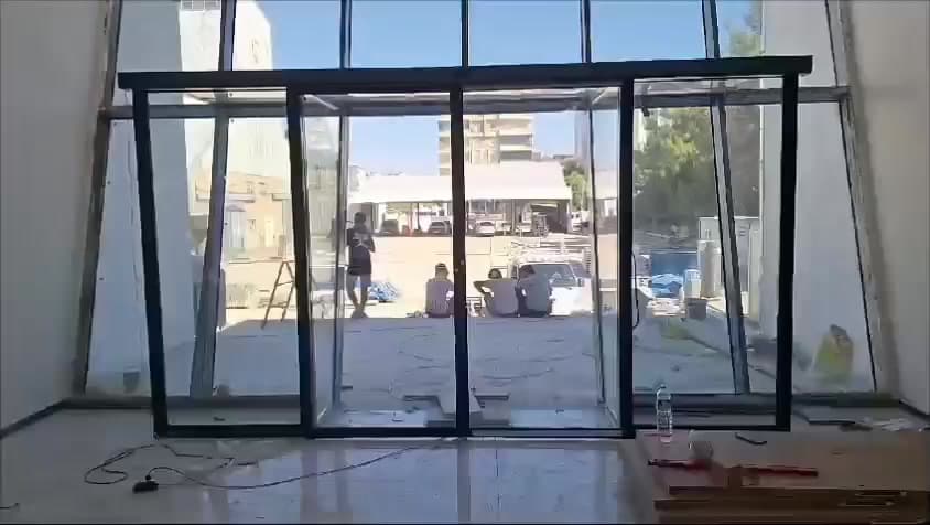 İş yeri girişindeki geniş cam otomatik kapı