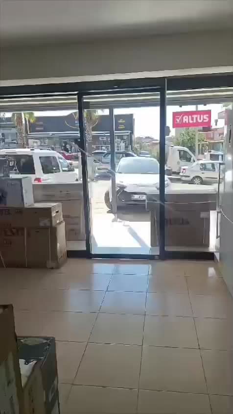 Mağaza içinden görülen cam giriş kapısı