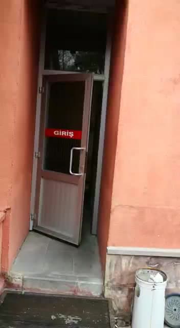 Dar dış kapı açıklığında metal çerçeveli kanat