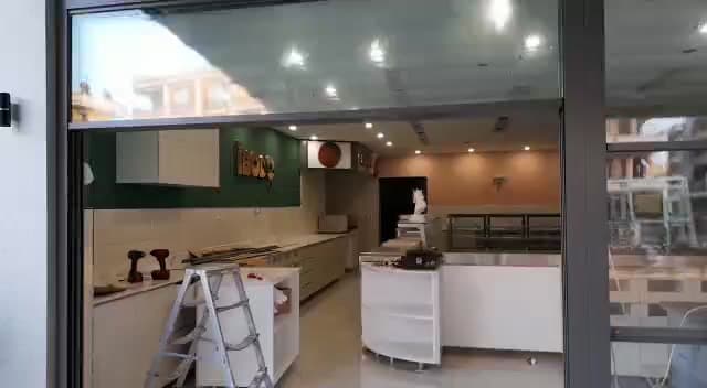 İç tadilatı süren iş yerinde cam giriş kapısı
