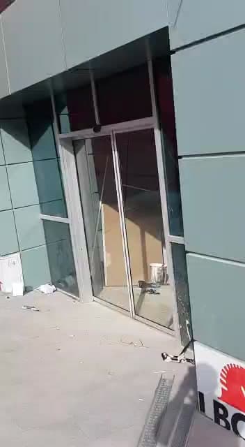 Cephe kaplaması arasında yer alan cam giriş açıklığı