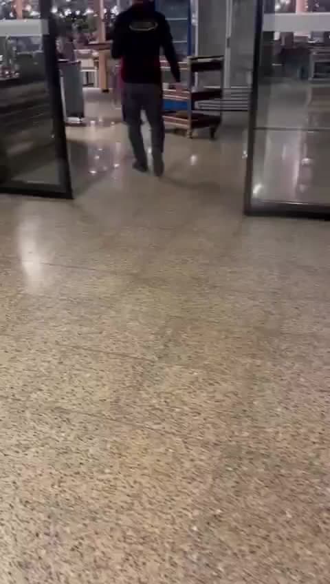 İnsanların geçtiği cam kapılı ticari giriş