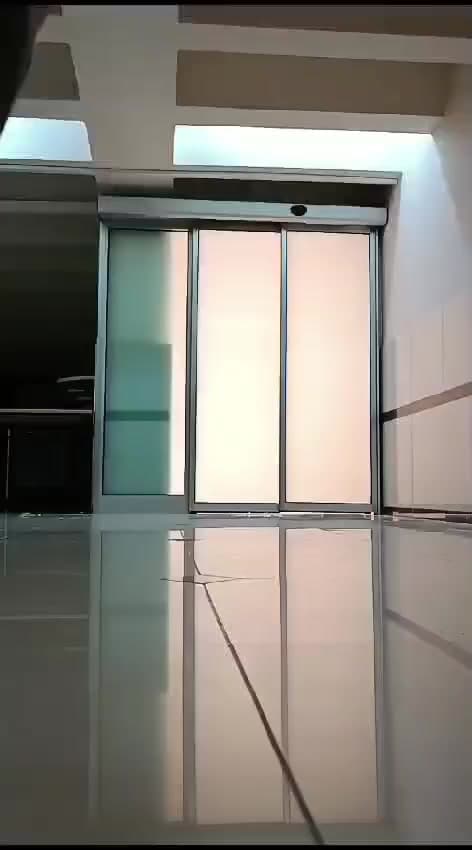 Koridor sonunda buzlu camlı otomatik kapı