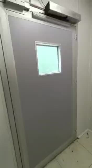 Küçük cam pencereli açık renk otomatik kapı