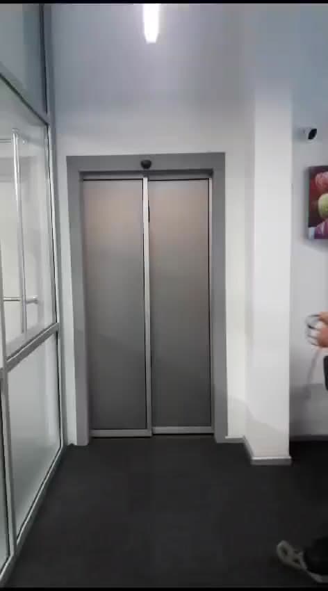 Dar koridorda çift kanatlı metal otomatik kapı