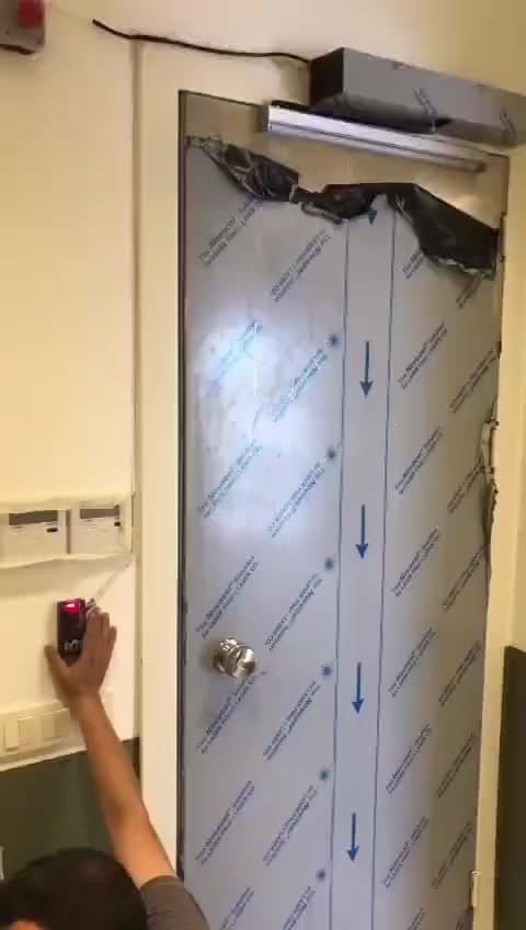 Koruyucu filmli kapı kanatlarının montaj aşaması