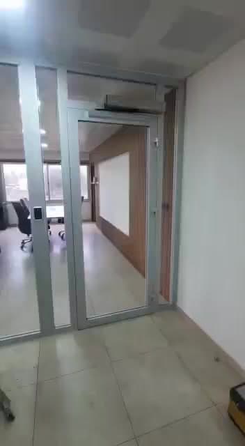 Aydınlık iç koridorda otomatik kapı geçişi