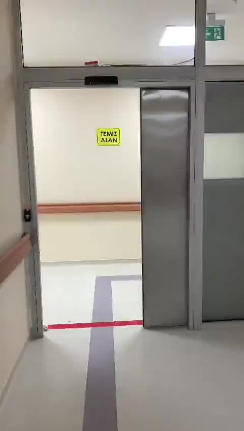 Zemin yön çizgileri üzerindeki otomatik kapı açıklığı