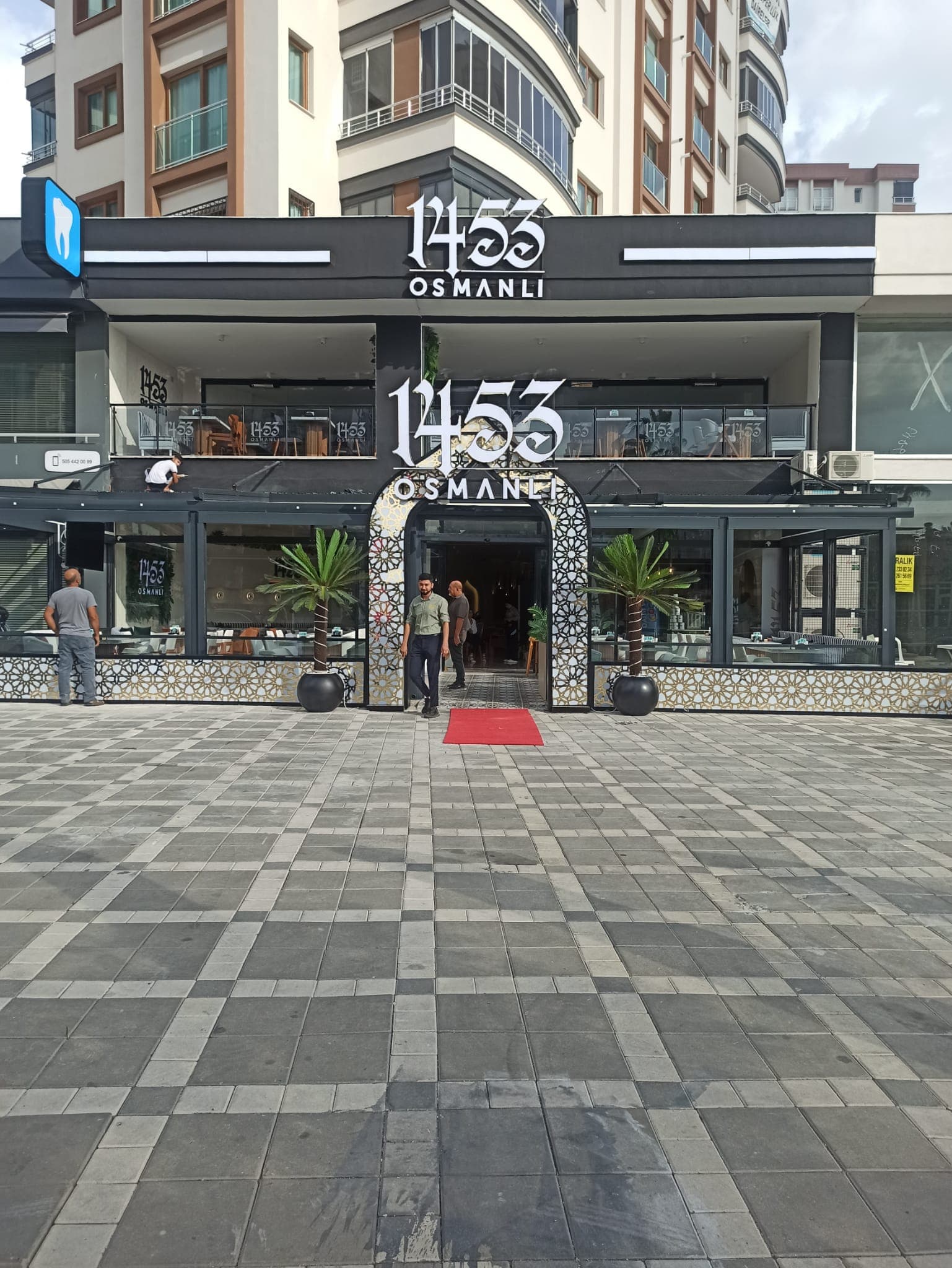 Kafe girişinin iki yanına uygulanan cam cephe