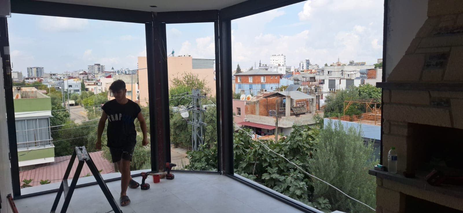 Cam panel montajı yapılan terasın iç görünümü