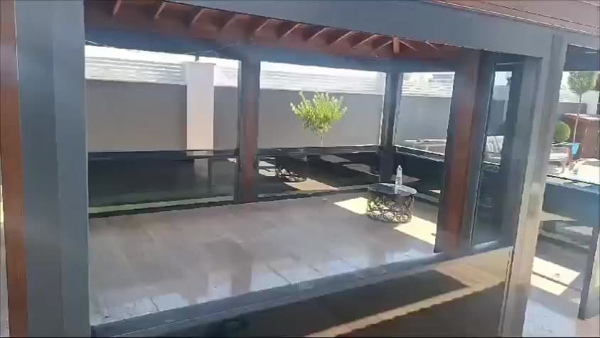 Ahşap tavan altındaki teras cam kapaması