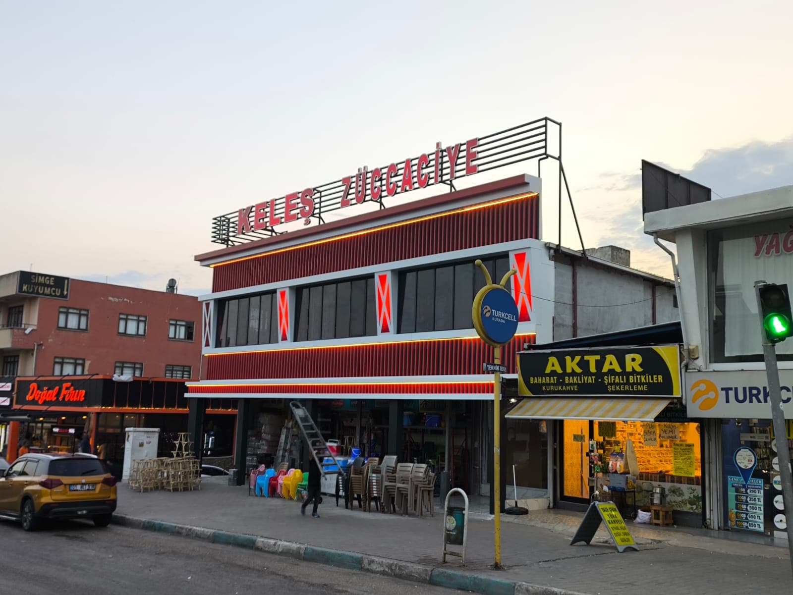 Köşe ticari binada kırmızı ve gri cephe kaplaması