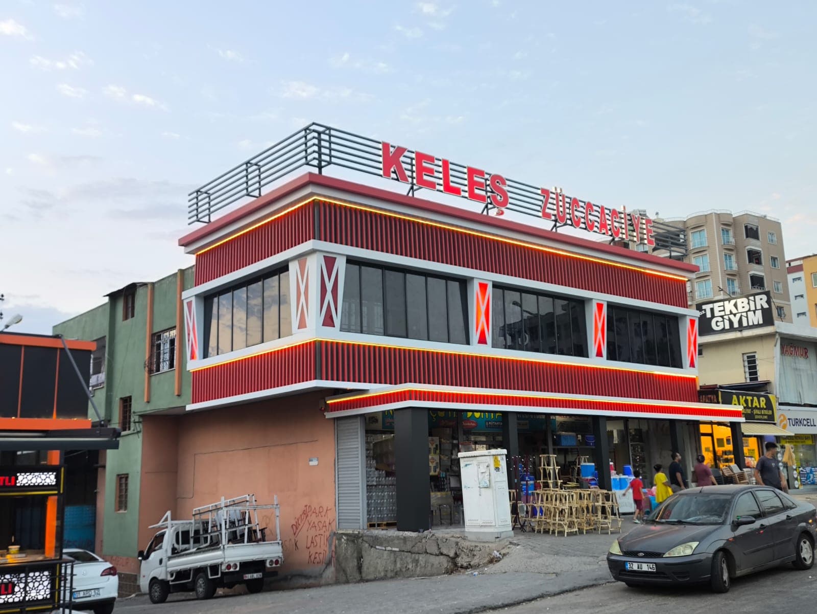 Kırmızı bantlı ticari binanın sokaktan görünümü