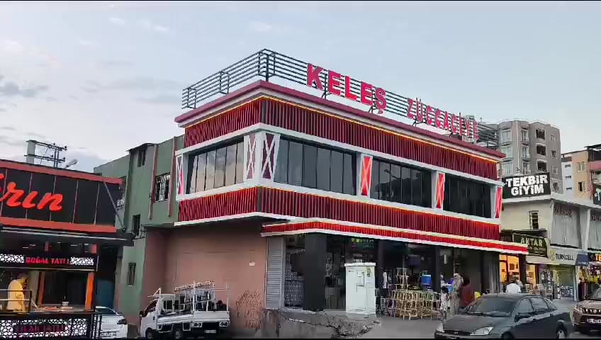 İki cephe boyunca uzanan ticari bina kaplaması