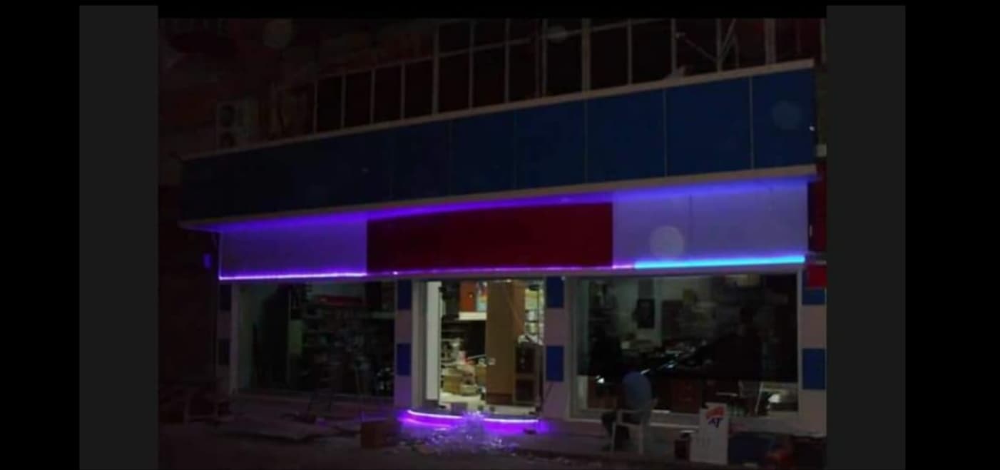 Mor ışıkla aydınlatılan iş yeri cephe bandı