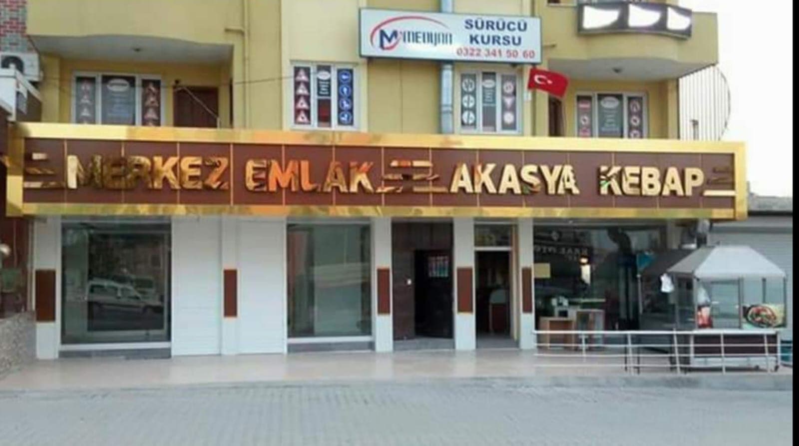 Zemin kat iş yerlerinin üzerindeki yatay cephe bandı