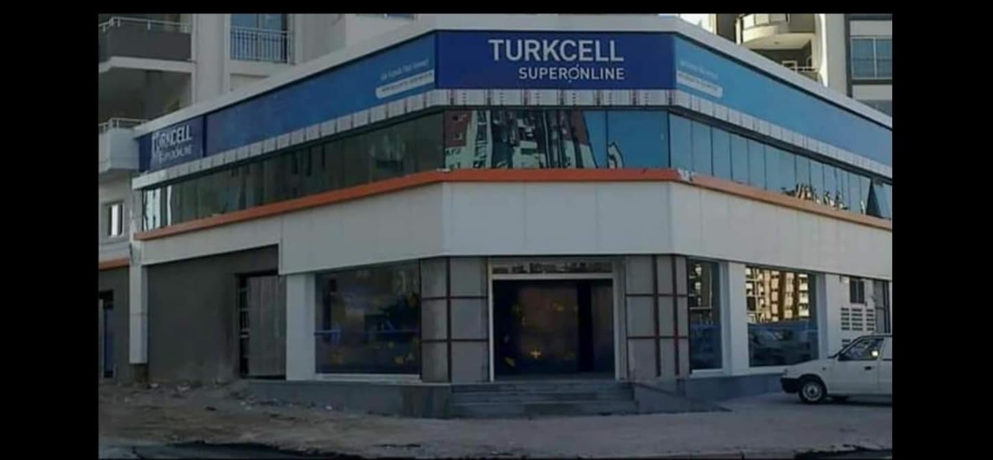 Mavi ve gri panellerle kaplanmış köşe iş yeri